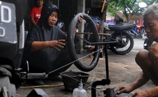 Derita Tukang Tambal Ban Online Klaten: Income Anjlok Gara-Gara Pandemi