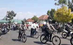 Ony-Antok Naik Sepeda saat Daftar di KPU Ngawi