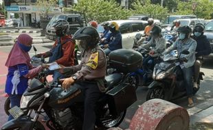 Yamaha Bagikan Ribuan Masker di Customer Day