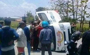 Gubrak! Mobil Terguling Hindari Motor Belok Mendadak