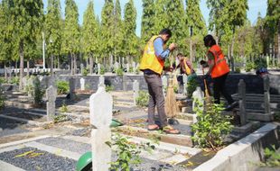 Serem! Tak Gunakan Masker, Pelanggar di Semarang Nyapu Makam