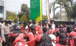 Ratusan Buruh Pabrik BH di Madiun Demo di Kantor BPJS Ketenagakerjaan