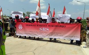 Tolak KAMI, Puluhan Massa Serikat Rakyat Sukoharjo Demo di DPRD