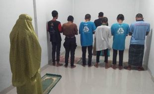 Mabuk Ciu Dioplos Mextril, Anak Punk di Palur Ditangkap Satpol PP & Disuruh Salat