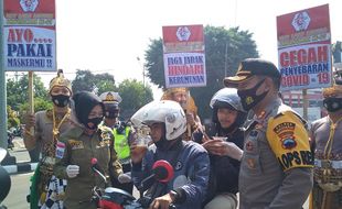 Aksi Unik Polisi Sukoharjo, Dandan Ala Tokoh Wayang Dan Bakul Jamu Saat Bagi-bagi Masker