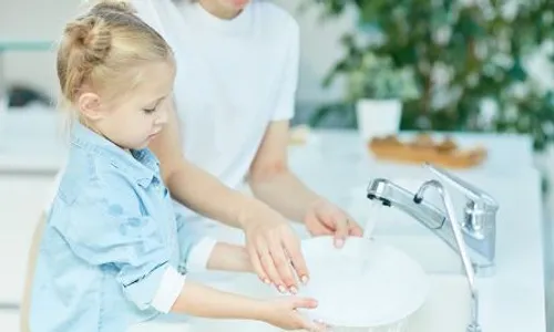 Tak Usah Ragu, ini Alasan Orang Tua Harus Melatih Anak Bantu Pekerjaan Rumah