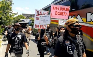 Antarkan Bajo Daftar Pilkada Solo 2020, Ribuan Pendukung Bawa Poster “Kami Bukan Boneka”