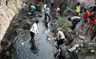 Cerita Ojol Dihukum Bersihkan Sungai Gegara Tak Pakai Masker di Solo: Malunya Minta Ampun!