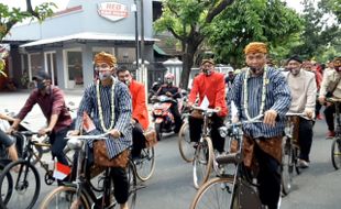 Dalem Banget! Ternyata Ini Filosofi Busana Gibran & Teguh Saat Mendaftar Ke KPU Solo