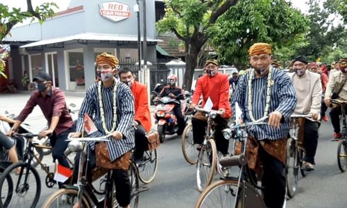 Dalem Banget! Ternyata Ini Filosofi Busana Gibran & Teguh Saat Mendaftar Ke KPU Solo