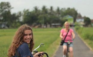 Gowes Pakai Ontel Keliling Desa yang Diminati Gadis Bule, Mau Coba?