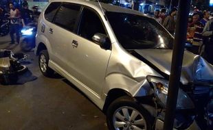 Avanza Seruduk Tiang Listrik Usai Tabrakan dengan Vespa di Solo, Begini Kronologinya