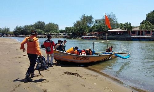 Perahu Dihantam Ombak, 1 Nelayan di Pantai Ayah Kebumen Hilang