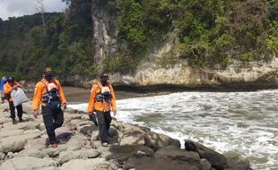 Hendak Selfie, Mahasiswi Hilang Terseret Ombak Pantai Logending Kebumen