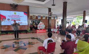 Seragam Gratis Dibagikan, Bupati Wonogiri Ingatkan Pengadaan Atribut Jangan Bebani Siswa