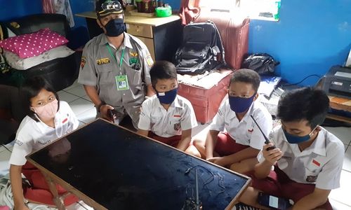 Dianggap Lebih Efektif dan Efisien, Begini Siswa SD di Sukoharjo Belajar Pakai HT