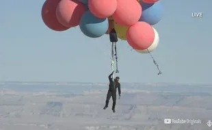 Pesulap David Blaine Terbang hingga Ketinggian 7.500 Meter, Terus Turunnya Gimana?