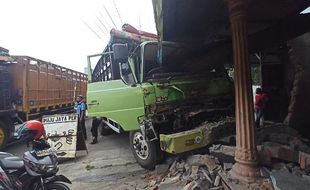 Makbleg! Truk Hantam Warung Makan di Mojosongo Solo