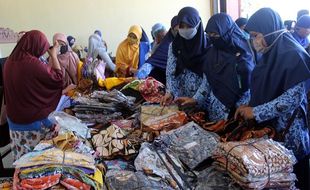 Hari Batik di Tengah Pamdemi, Pengusaha Sragen Obral Dagangan