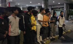 Ampun Pak! Ketika Remaja Diduga Ikut Demo Diamankan Polisi