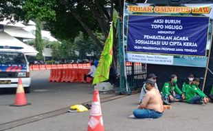 Gubernur Jateng Sosialisasikan UU Cipta Kerja, Buruh Semarang Telanjang Dada