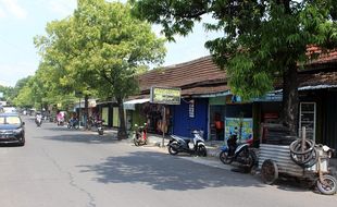 Pelebaran Jalan Sasar Jl. Diponegoro & Jl. W.R. Supratman Sragen, Bagaimana Nasib Kios Renteng?