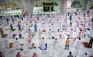 Seorang Pria Nekat Serang Khotib Salat Jumat di Masjidil Haram