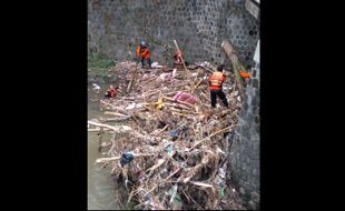 Sampah Kasur hingga Ranting Kayu Menumpuk Di Jembatan Banaran Sukoharjo, Awas Banjir!