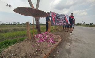 Penampakan Makam Simbol Peringatan Keras bagi Pembuang Sampah di Pinggir Jalan Boyolali