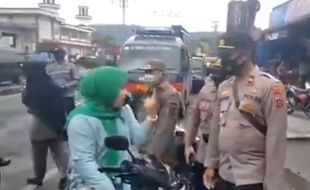 Emak-Emak Tak Pakai Masker Marahi Polisi, Ngaku-Ngaku Istri Jaksa