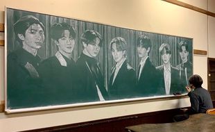 Keren! Guru Gambar Member BTS Pakai Kapur di Papan Tulis