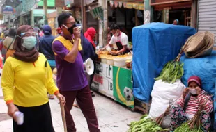 Begini Aksi Lurah dan Nakes Pasar Bunder Sragen Ingatkan Pedagang/Pembeli Pakai Masker