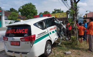 Hendak Nyalip Tronton, Ambulans Sasak Truk di Jalan Solo-Purwodadi