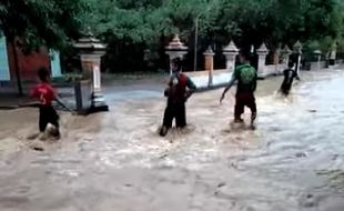 Ngadirojo Pacitan Diterjang Banjir, Sejumlah Tiang Listrik Roboh