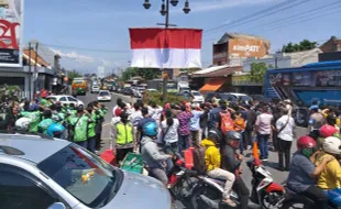 Hari Sumpah Pemuda, Bendera Merah Putih Raksasa Berkibar di Tugu Kartasura