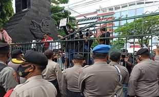 Demo di Kantor DPRD Jateng Rusuh, 1 Mahasiswa Kena Lemparan Besi