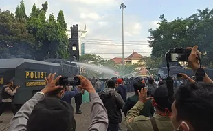 Klaim Perlakukan Manusiawi, Begini Perlakuan Polisi Semarang ke Demonstran