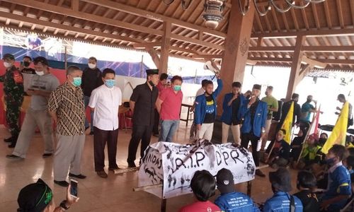 Usung Keranda ke DPRD, Mahasiswa Salatiga Tolak Omnibus Law