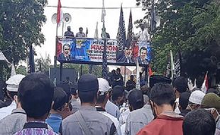 Demo di Solo Kecam Karikatur Nabi Muhammad, Massa Tempel Foto Presiden Prancis di Aspal