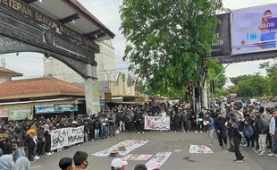 Ajakan Physical Distancing Di Tengah Aksi Mahasiswa Univet Sukoharjo Tuntut Pencabutan Omnibus Law