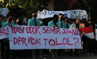 UNS Solo Menggugat, Ratusan Mahasiswa Demo Tolak Omnibus Law