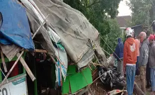 Truk Muatan Hebel Terjun ke Sungai, Tabrak Dua Motor dan Warung di Sukoharjo