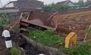 Gagal Nyalip, Bus Mira Seruduk Truk hingga Terperosok ke Sawah