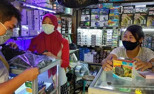 Tak Ingin Tertular Covid-19 dan Bahayakan Keluarga, Pedagang Pasar Ikan Depok Solo Disiplin Pakai Masker