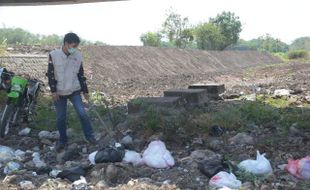 Bupati Madiun Berang Ada Banyak Sampah Popok di Sungai Mengering