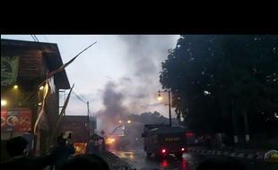 Truk Satpol PP Dibakar Massa Saat Aksi Demo Di Bundaran Tugu Kartasura Ricuh