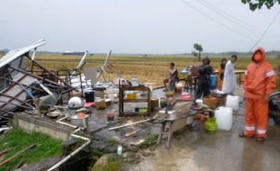 Warung dan Kandang Ayam di Sragen Juga Ambruk Diterjang Hujan dan Angin Kencang