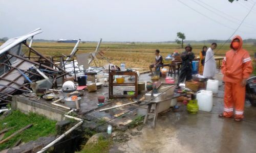 Warung dan Kandang Ayam di Sragen Juga Ambruk Diterjang Hujan dan Angin Kencang