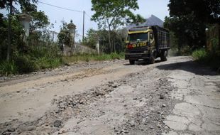 Rusak Parah, Penambalan Jalur Evakuasi di Klaten Menunggu Lelang