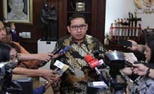 Fadli Zon Sarankan Jokowi Kibarkan Bendera Putih